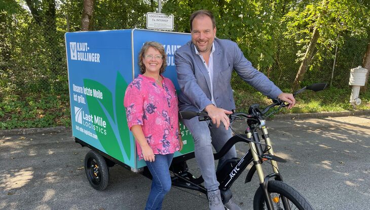 Corinna Prinz, die beim Münchner Traditionsunternehmen Kaut Bullinger für Nachhaltigkeit verantwortlich ist und INTERKEP-Geschäftsführer Sebastian Haßler drehen eine Proberunde auf dem neuen CO2-freien Lastenbike des Herstellers XCYC.