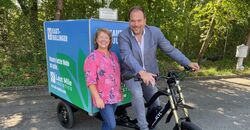 Corinna Prinz, die beim Münchner Traditionsunternehmen Kaut Bullinger für Nachhaltigkeit verantwortlich ist und INTERKEP- Geschäftsführer Sebastian Haßler drehen eine Proberunde auf dem neue CO2-freien Lastenbike des Herstellers XCYC.